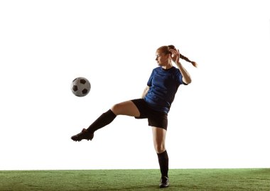 Kadın futbol, futbolcu topa vuruyor, hareket ve hareket eğitimi beyaz arka planda izole edilmiş parlak duygularla.