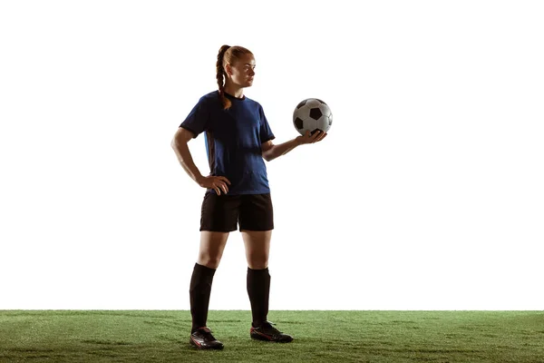 여자 축구 선수, 흰 배경에 고립된 공을 가지고 있다고 자신있게 주장하는 축구 선수 — 스톡 사진