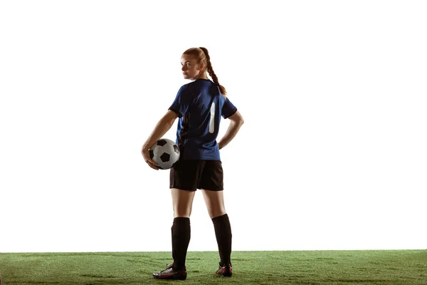 Fútbol femenino, jugador de fútbol posando confiado con pelota aislada sobre fondo blanco — Foto de Stock