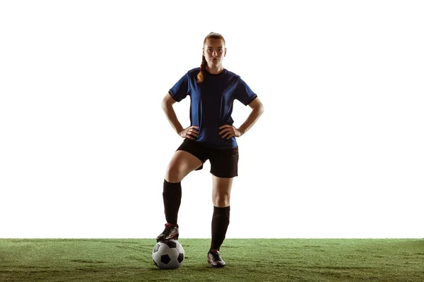 Calcio femminile, calciatore in posa fiducioso con palla isolata su sfondo bianco — Foto Stock