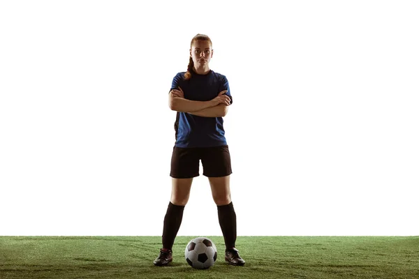 Fußballerin posiert selbstbewusst mit Ball auf weißem Hintergrund — Stockfoto