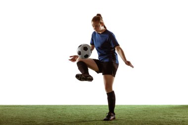 Kadın futbol, futbolcu topa vuruyor, hareket ve hareket eğitimi beyaz arka planda izole edilmiş parlak duygularla.
