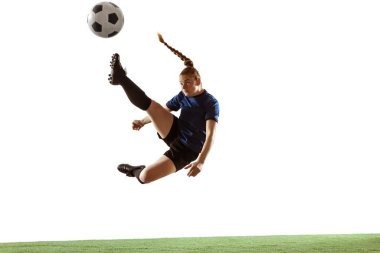 Kadın futbol, futbolcu topa vuruyor, hareket ve hareket eğitimi beyaz arka planda izole edilmiş parlak duygularla.