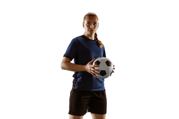 Жіночий футбол, футболістка позує впевнено з м'ячем ізольовано на білому тлі — стокове фото
