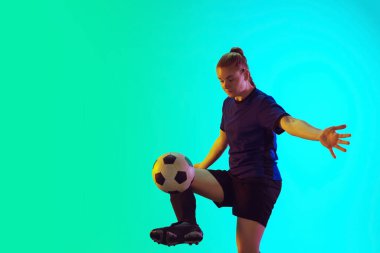 Dişi futbol, futbolcu topa vuruyor, hareket ve hareket eğitimi alıyor ve parlak duygular arka planda izole edilmiş.
