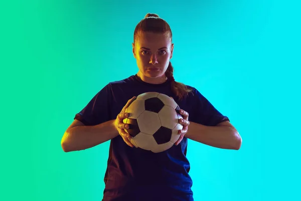 Futebol feminino, jogador de futebol segurando bola, posando confiante isolado em fundo gradiente. Espaço de cópia . — Fotografia de Stock