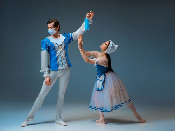 年轻而优雅的芭蕾舞演员扮演灰姑娘的童话般角色. — 图库照片