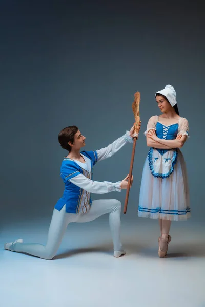 Jóvenes y elegantes bailarines de ballet como personajes de cola de hadas Cenicienta . —  Fotos de Stock