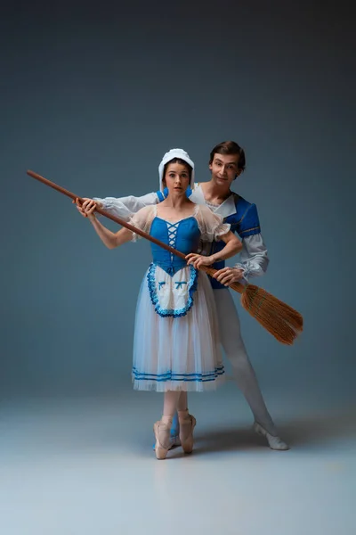 Jeunes et gracieux danseurs de ballet en tant que personnages de queue de fée Cendrillon . — Photo