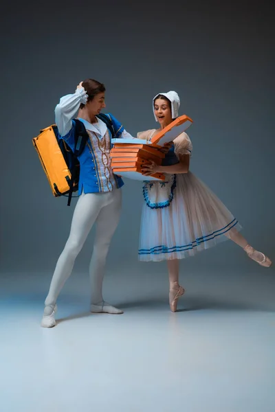 Молоді і граціозні балерини як персонажі Cinderella Fairytail поспішають з піцою, як продавець — стокове фото