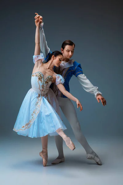 Dançarinos de balé jovens e graciosos como personagens de rabo de fadas da Cinderela . — Fotografia de Stock