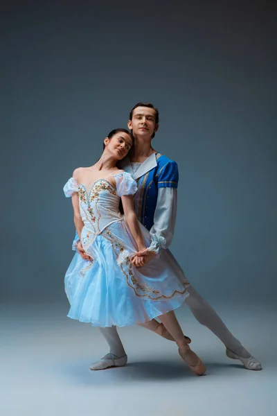 Dançarinos de balé jovens e graciosos como personagens de rabo de fadas da Cinderela . — Fotografia de Stock