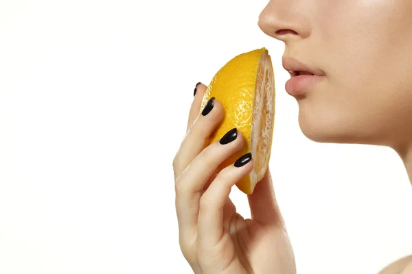 Close up de bela jovem com fatias de limão sobre fundo branco. Cosméticos e maquiagem, tratamento natural e ecológico, cuidados com a pele . — Fotografia de Stock