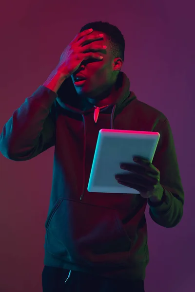 Retrato de homem afro-americano isolado no fundo do estúdio gradiente em luz de néon — Fotografia de Stock