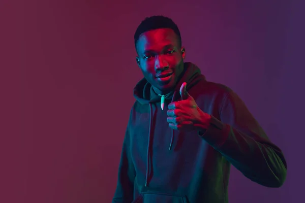 Retrato de hombre afroamericano aislado sobre fondo de estudio degradado en luz de neón —  Fotos de Stock