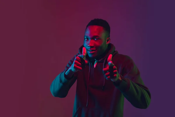 Retrato de hombre afroamericano aislado sobre fondo de estudio degradado en luz de neón —  Fotos de Stock