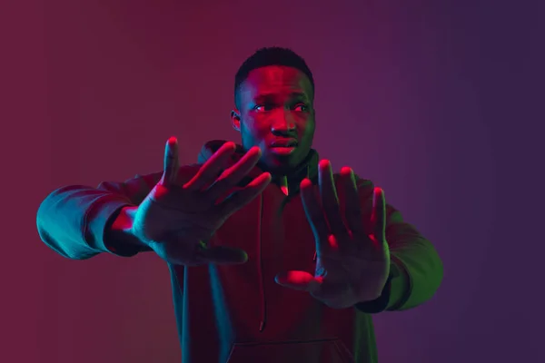 Retrato de hombre afroamericano aislado sobre fondo de estudio degradado en luz de neón —  Fotos de Stock