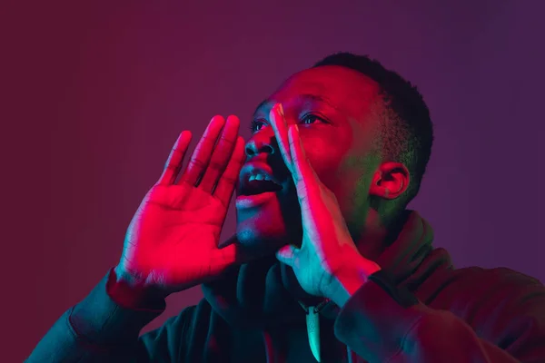 Portrait d'homme afro-américain isolé sur fond de studio dégradé à la lumière du néon — Photo