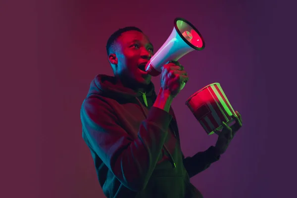 Retrato de homem afro-americano isolado no fundo do estúdio gradiente em luz de néon — Fotografia de Stock