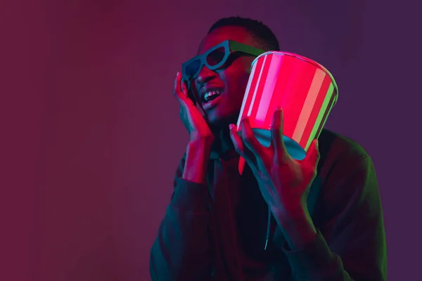 Retrato de hombre afroamericano aislado sobre fondo de estudio degradado en luz de neón —  Fotos de Stock