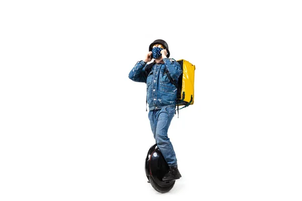 Demasiadas órdenes. Servicio de entrega sin contacto durante la cuarentena. El hombre entrega comida y bolsas de la compra durante el aislamiento, usando guantes y mascarilla . — Foto de Stock