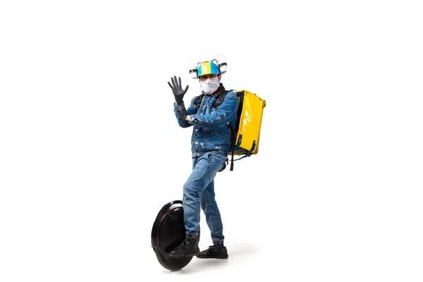 Too much orders. Contacless delivery service during quarantine. Man delivers food and shopping bags during isolation, wearing gloves and face mask. — Stock Photo, Image