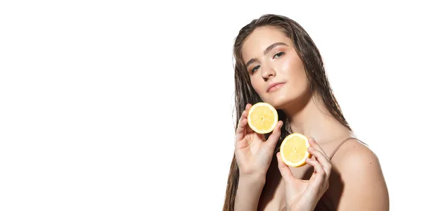 Citrinos. Close up de belo rosto feminino com fatias de limão sobre fundo branco. Cosméticos e maquiagem, tratamento natural e ecológico, cuidados com a pele . — Fotografia de Stock