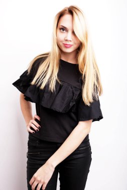 Güzel, sarışın bir kadın