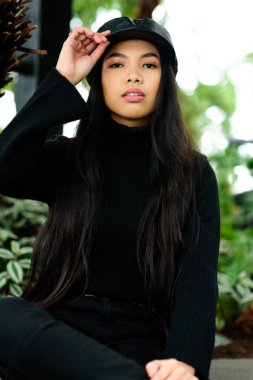 Güzel oturan kadın