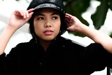 Güzel Asyalı kadın onun cap ayarlama