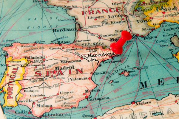 Barcelona, Hiszpania przypięte na vintage mapę Europy — Zdjęcie stockowe