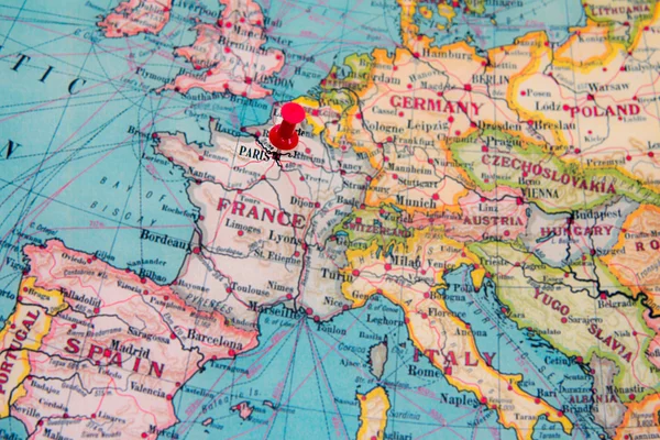 Paryż, Francja przypięte na vintage mapę Europy — Zdjęcie stockowe