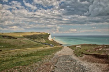 Yedi kız kardeş ve Beachy Head deniz feneri görünümü
