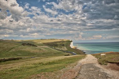 Yedi kız kardeş ve Beachy Head deniz feneri görünümü