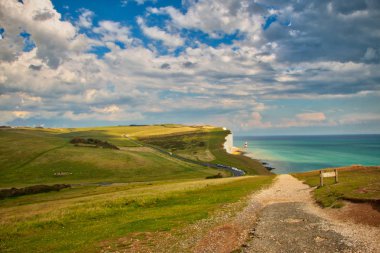 Yedi kız kardeş ve Beachy Head deniz feneri görünümü