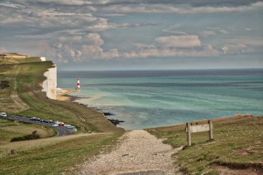 Yedi kız kardeş ve Beachy Head deniz feneri görünümü
