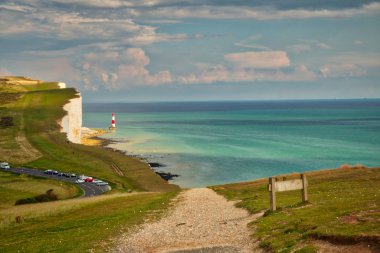 Yedi kız kardeş ve Beachy Head deniz feneri görünümü