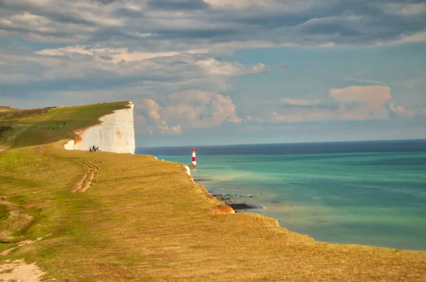 Yedi kız kardeş ve Beachy Head deniz feneri görünümü
