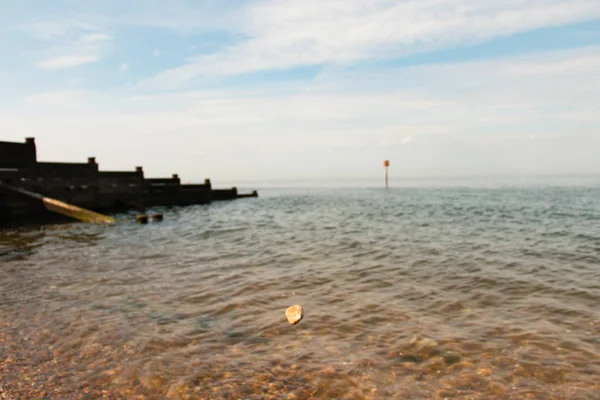Rock throwing into Whitstable bay — Stock Photo, Image