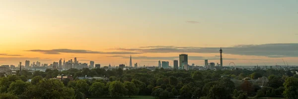 Panorama z London Skyline vidět z Primrose Hill. — Stock fotografie