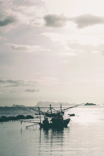 Barco de pescador com cena de pôr do sol em koh phangan. Imagem horizontal — Fotografia de Stock