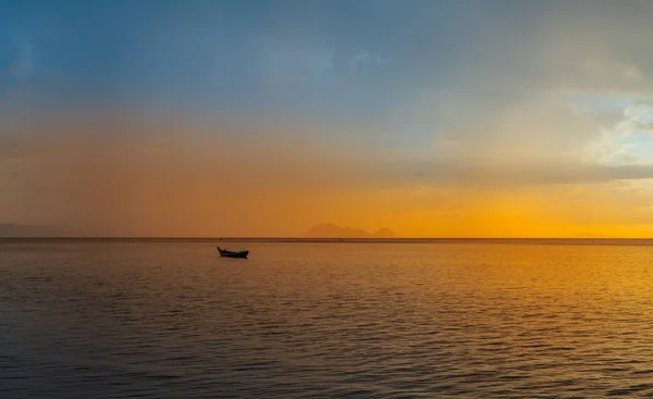 Fisherman boat with sunset scene in koh phangan. Horizontal imag — Stock Photo, Image