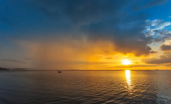 Fisherman boat with sunset scene in koh phangan. Horizontal imag — Stock Photo, Image