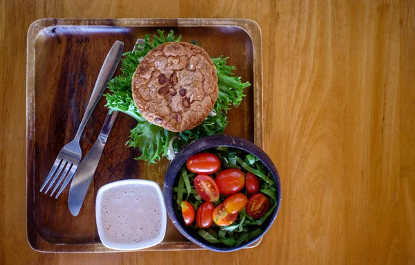 Zöldség burger gomba saláta- és feltöltési. — Stock Fotó