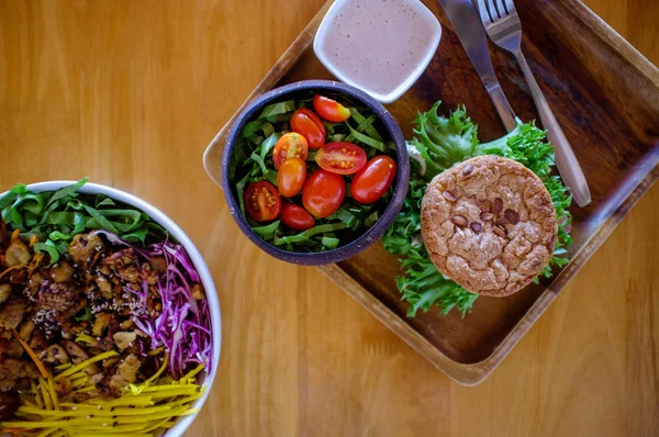 Burger sayuran jamur dengan salad dan topping . — Stok Foto