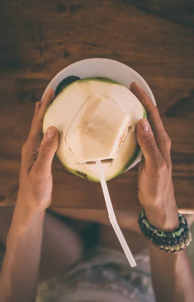 Coco fresco sostenido por manos femeninas . — Foto de Stock