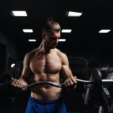 Spor salonunda vücut geliştirmeci