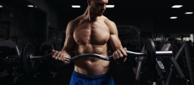 Spor salonunda vücut geliştirmeci