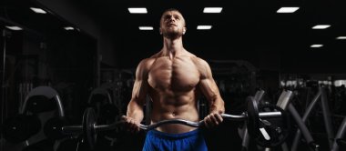 Spor salonunda vücut geliştirmeci