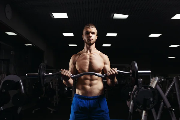 Bodybuilder dans la salle de gym — Photo